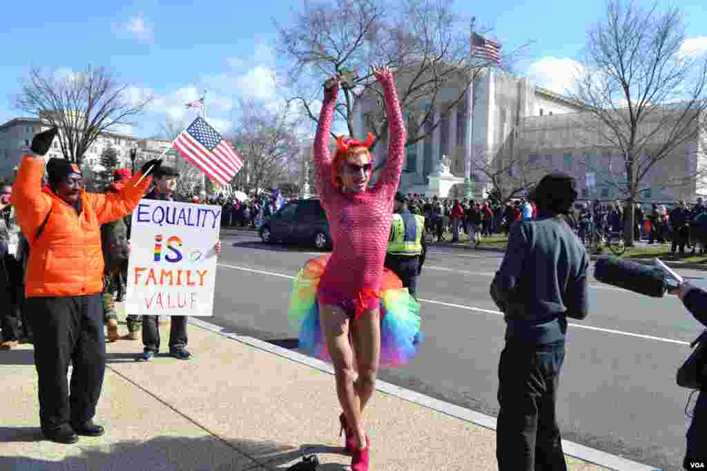 La comunidad gay, lesbiana y transg&eacute;nero lleg&oacute; a reclamar sus derechos de igualdad durante la jornada de audiencias en la Corte Suprema sobre las bodas gay..