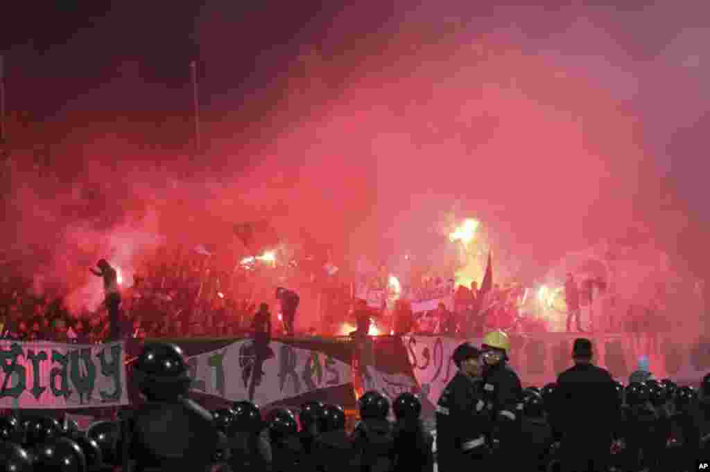 Police officers react as chaos erupts at a soccer stadium in Port Said city, Egypt, February 1, 2012. (REUTERS)