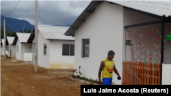 Un exguerrillero de las Fuerzas Armadas Revolucionarias de Colombia en una calle de una ciudadela en Caqueta, oct 25, 2017. 