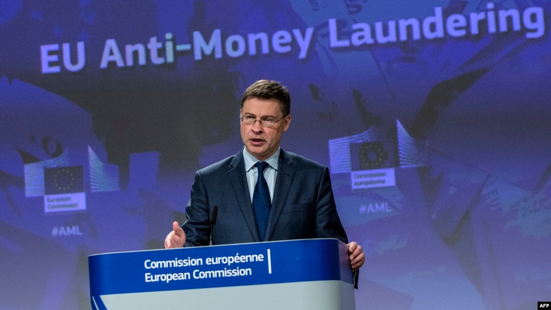  Komisaris Perdagangan Uni Eropa, Valdis Dombrovskis, dalam konferensi pers di Brussels, Belgia, 7 Mei 2020. (Foto: AFP)