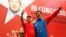 Tổng thống Venezuela Maduro (phải) khoác vai tướng hồi hưu Hugo Carvajal tại một đại hội của đảng cầm quyền ở Caracas, 27/7/2014.