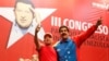 ARCHIVO - El presidente de Venezuela, Nicolás Maduro, a la derecha, abraza al general retirado Hugo Carvajal mientras asisten al congreso del Partido Socialista en Caracas, el 27 de julio de 2014.