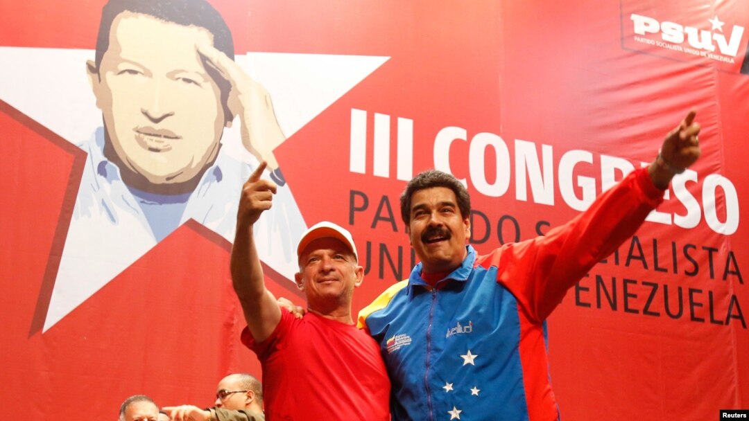 ARCHIVO - El presidente de Venezuela, Nicolás Maduro, a la derecha, abraza al general retirado Hugo Carvajal mientras asisten al congreso del Partido Socialista en Caracas, el 27 de julio de 2014.