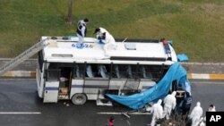 Di vê wêneyê de, otobusa ku ji peqînê zîyan dîtî xwane dibe. Stenbol, Adar, 1, 2012.