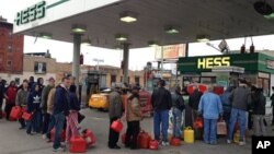2일 미국 뉴욕 브룩클린의 한 주유소에서 휘발유를 사기 줄을 선 주민들.