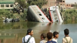 Warga di lokasi kecelakaan, setelah sebuah lokomotif menabrak ekor kereta penumpang yang menuju Kairo di Mesir selatan, di provinsi Minya, sekitar 168 mil selatan Kairo, Minggu 13 Oktober 2024.