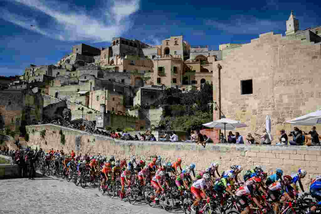 The pack of cyclists pedals past Matera at the start of the seventh stage of the Giro d&#39;Italia cycling race, from Matera to Brindisi, southern Italy.