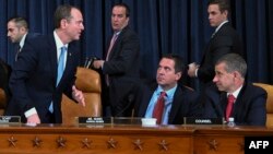 El presidente de la Comisión de Inteligencia de la Cámara de Representantes, Adam Schiff (izq.)habla mientras el republicano de más alto rango en el panel, Devin Nunes (2do der.) lo mira junto a su abogado en la primera audiencia pública de la investigación de juicio político.