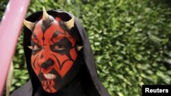 Seorang penggemar berkostum karakter Darth Maul menghadiri acara promosi menjelang pemutaran "Star Wars: The Force Awakens" di Sao Paulo, Brazil (4/9).