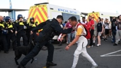 Seorang petugas polisi menahan seorang pengunjuk rasa ketika demo oleh aktivis sayap kanan di Weymouth, di pantai barat daya Inggris, 4 Agustus 2024. (Foto: Justin Tallis/AFP)