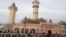 Des pèlerins à la grande mosquée lors du Magal, à Touba, Sénégal, 8 novembre 2017. (VOA/Seydina Aba Gueye)
