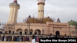 Des pèlerins à la grande mosquée lors du Magal, à Touba, Sénégal, 8 novembre 2017. (VOA/Seydina Aba Gueye)