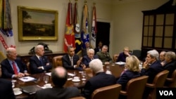 El presidente Obama reunido con ex secretarios de Estado y de Defensa en la Sala Roosevelt de la Casa Blanca.