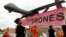 Protivnici upotrebe bespilotnih letelica protestovali nedaleko od Nacionalnog vojnog univerziteta gde je predsednik Barak Obama održao govor, 23. maj 2013. 
