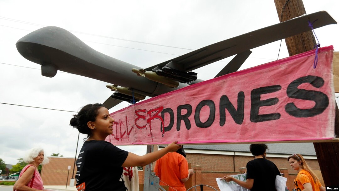 Beberapa demonstran membawa tulisan "Stop Killer Drones" (Hentikan Pesawat Tanpa Awak Pembunuh) di Fort McNair, di mana Presiden Barack Obama memberikan pidato (23/5). 