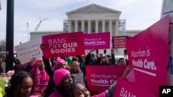 Activistas por el derecho al aborto se manifiestan frente a la Corte Suprema, el 26 de marzo de 2024, en Washington, EEUU. 