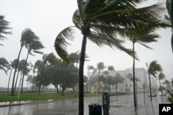 La avenida Ocean Drive bajo un aguacero el domingo 8 de noviembre de 2020 en Miami Beach, Florida.
