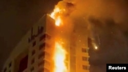 쿠웨이트 쿠웨이트시티에서 미국·이스라엘과 이란 간의 갈등이 이어지는 가운데, 쿠웨이트군이 드론 공격이라고 밝힌 사건의 여파로 지난 3월 8일 한 건물에서 연기가 피어오르고 있다.