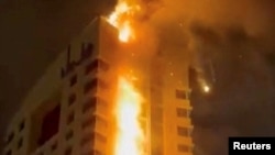 2026년 3월 8일, 이란과 미국·이스라엘 간의 갈등이 고조되는 가운데, 쿠웨이트군이 드론 공격이라고 밝힌 사건의 여파로 쿠웨이트시티의 한 건물이 불타고 있다.