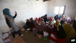 Sekolah darurat bagi anak-anak perempuan dan perempuan pengungsi Afghanistan di pinggiran Kabul, Afghanistan, 30 Oktober 2017. 