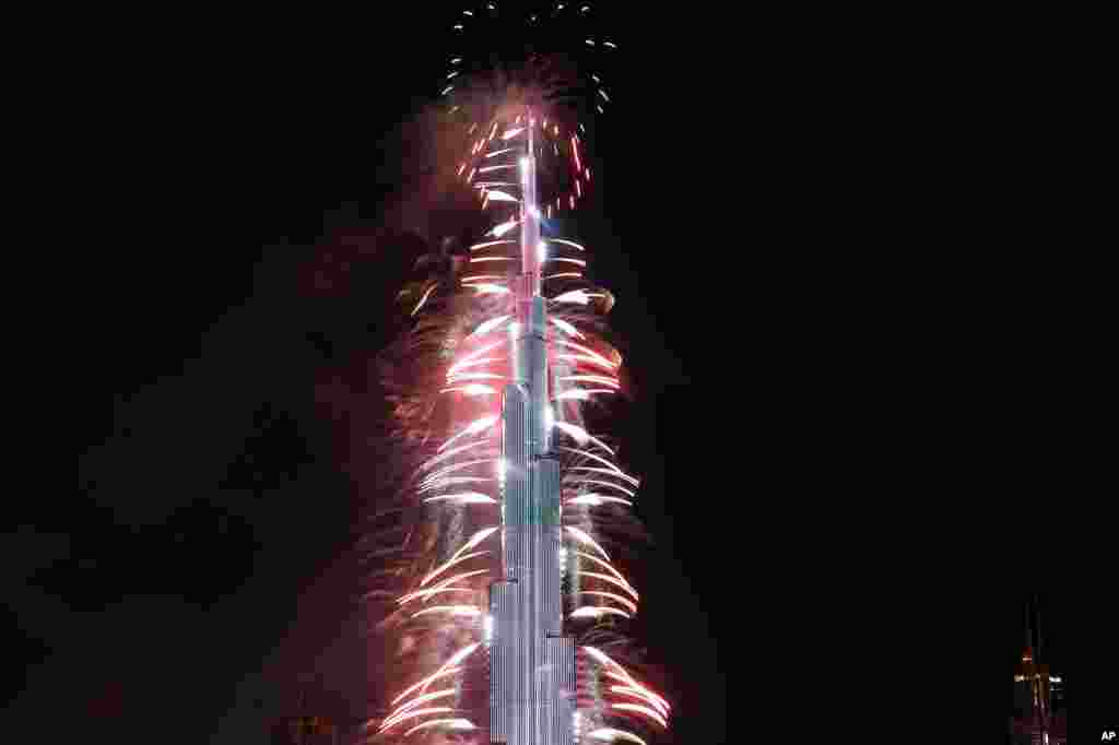 آتش بازی در برج خلیفه دوبی، بلندترین ساختمان جهان، به مناسبت آغاز سال جدید میلادی