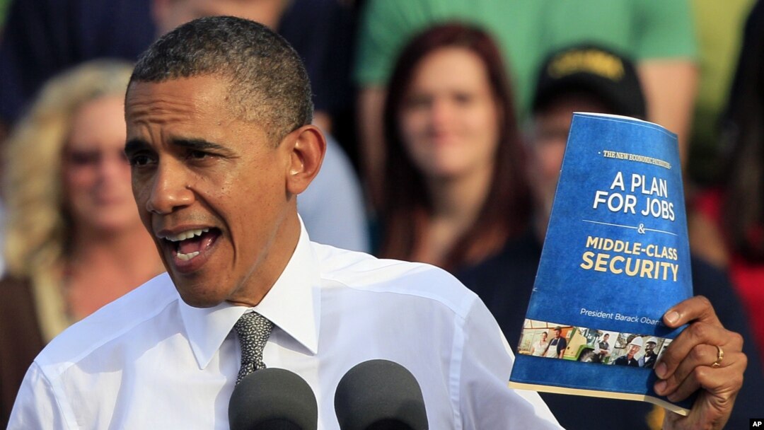 Tổng thống Obama cầm bản sao của kế hoạch công ăn việc làm trong cuộc vận động tranh cử tại Triangle Park ở Dayton, Ohio
