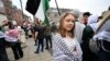 Aktivis lingkungan Greta Thunberg (tengah) menghadiri unjuk rasa pro-Palestina di Malmo, Swedia, pada 9 Mei 2024. (Foto: Johan Nilsson/TT News Agency/AFP)