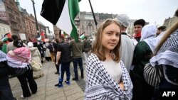 Aktivis lingkungan Greta Thunberg (tengah) menghadiri unjuk rasa pro-Palestina di Malmo, Swedia, pada 9 Mei 2024. (Foto: Johan Nilsson/TT News Agency/AFP)