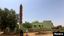 Warga berjalan melintas sebuah masjid di distrik Burri, Khartoum, Sudan, 10 Juli 2019. (Foto: Reuters)