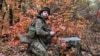Архівне фото REUTERS: Військовий ЗСУ встановлює систему Starlink поблизу лінії фронту