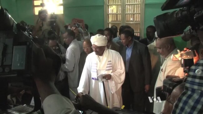 Sudan’s Bashir Heads for Clear Win in Vote Boycotted by Opposition