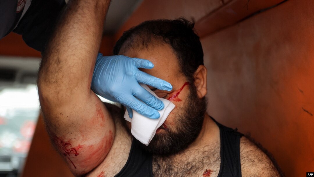 Povrijeđeni muškarac u stražnjem dijelu vozila hitne pomoći u bolnici u gradu Gaza 4. januara 2025. godine.