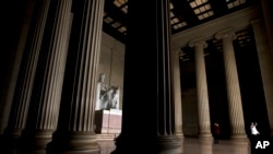 Beberapa pengunjung berfoto di Lincoln Memorial di Washington, Selasa, 1 Januari 2019. 