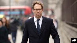 Menteri Pertahanan Inggris, Tobias Ellwood 