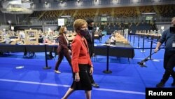 2021년 5월 7일 영국 글래스고에 있는 개표장을 둘러보고 있는 니컬라 스터전 스코틀랜드 자치수반 겸 SNP 대표.