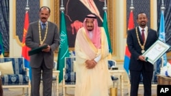 Dans cette photo publiée par l'Agence de presse saoudienne, le roi saoudien Salman reçoit le président érythréen Isaias Afwerki, à gauche, et le Premier ministre éthiopien Abiy Ahmed, à Jiddah, en Arabie saoudite, le 16 septembre 2018.