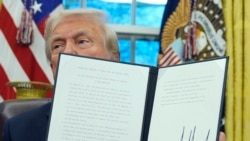 Presiden AS Donal Trump menunjukkan dokumen proklamasi terkait impor baja di Kantor Oval, Gedung Putih, Washington, pada 10 Februari 2025. (Foto: AP/Alex Brandon)