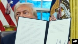 Presiden AS Donal Trump menunjukkan dokumen proklamasi terkait impor baja di Kantor Oval, Gedung Putih, Washington, pada 10 Februari 2025. (Foto: AP/Alex Brandon)