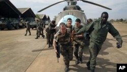 Francuske i malijske snage na aerodromu u prestonici Bamaku