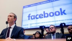 CEO Facebook Mark Zuckerberg memberikan keterangan di depan anggota Komite Kongres AS di Capitol Hill, Washington DC (foto: ilustrasi). 