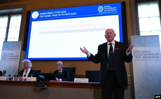 Member of the Nobel Committee For Physics Mats Larsson speaks to the media during the announcement of the winners of the 2023 Nobel Prize in Physics at Royal Swedish Academy of Sciences in Stockholm on October 3, 2023. (Photo by Jonathan NACKSTRAND / AFP)