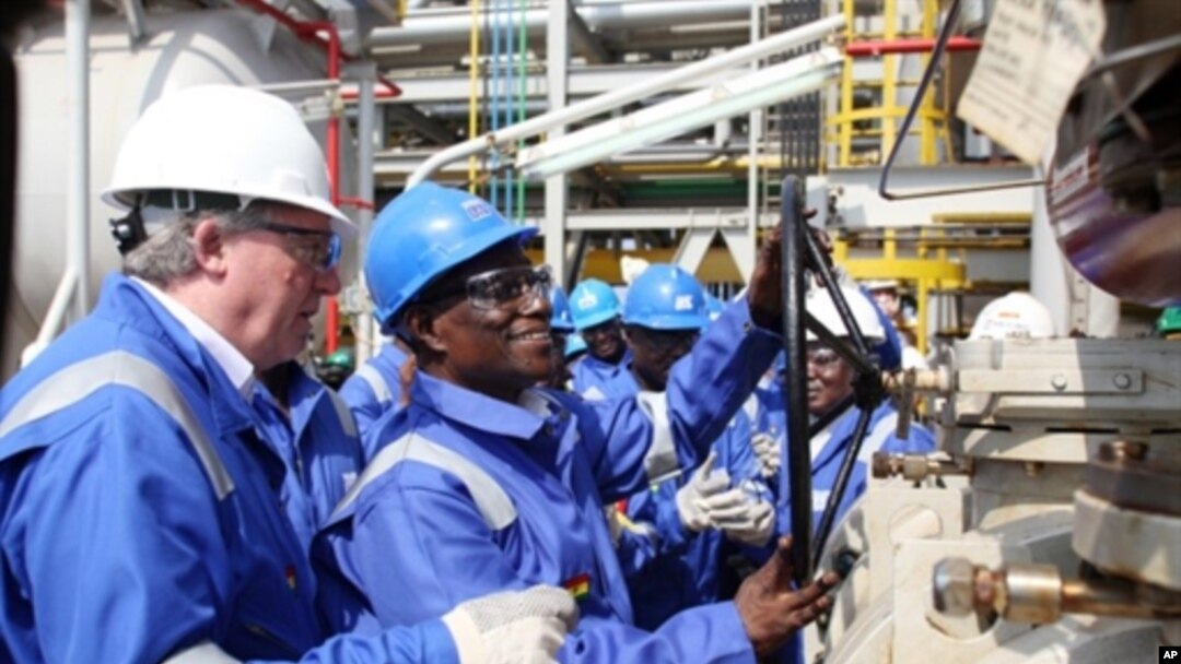 Ghanaian President John Atta Mills (2nd R) turns a valve at FPSO Kwame Nkrumah oil rig at the Jubilee field in Takoradi,(File photo)