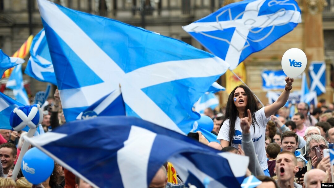 Para pendukung pemisahan Skotlandia dari Inggris melakukan kampanye di Glasgow, Rabu (17/9), sehari menjelang pelaksanaan referendum.