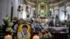 Lukisan wajah Pastor Marcelo Perez dipajang saat misa arwah di gereja. Perez ditembak mati di San Cristobal de Las Casas, negara bagian Chiapas, Meksiko, 20 Oktober 2024. (Foto: Claudia Garcia Blanca/AFP)