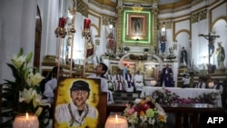 Gambar karikatur dari mendiang Pastor Marcelo Perez dihadirkan dalam upacara pemakamannya setelah ia tewas dibunuh di San Cristobal de Las Casas, negara bagian Chiapas, Meksiko pada 20 Oktober 2024. (Foto: AFP/Claudia Garcia Blanca)