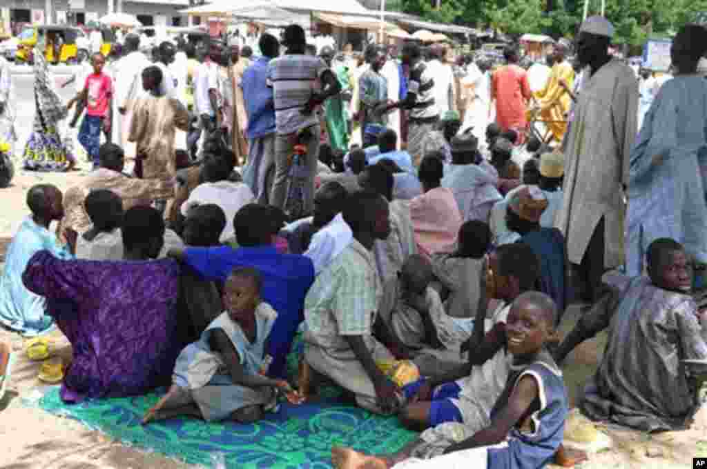 Al&#39;umar jahar Borno wadanda suka samu kawunansu, a cikin hakin ha&#39;ula&#39;i a sanadiyyar rikicin Boko Haram. Wadannan wasu da ga cikin wadan da suka bar gidajensu ne a wata makarantar sakandire da aka ware don taimaka musu. 3 ga Satumba na shekara 2014. &nbsp;