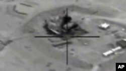 Imágen de un video proporcionado por el Departamento de Defensa muestra la refinería Jeribe en Siria, uno de los blancos de los bombardeos de la semana pasada.