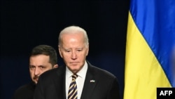 Президент США Джо Байден і президент України Володимир Зеленський прибувають на прес-конференцію в Білий дім у Вашингтоні 12 грудня 2023 року. (Фото Mandel NGAN / AFP)