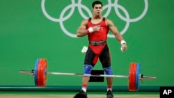 L'égyptien Mohamed Ihab Youssef en finale de l'épreuve d'haltérophilie des 77kg aux Jeux Olympiques de Rio le 10 août 2016.