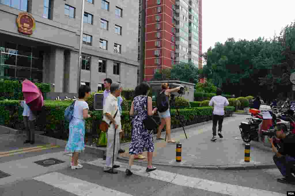 炎黄春秋杂志社人员来到朝阳区法院外面。(2016年8月16日)